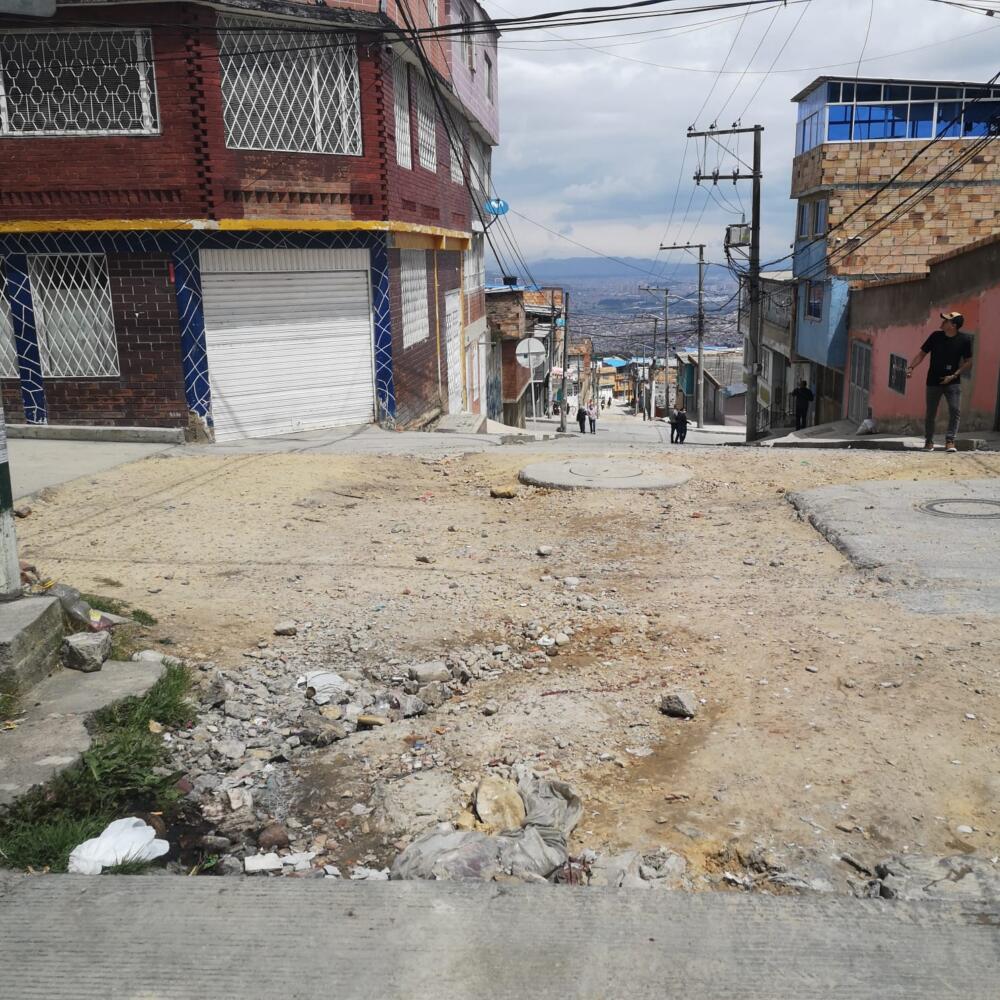 Conductor arrolló a mujer de 40 años en San Cristóbal Mientras en el barrio Los Libertadores, en San Cristóbal, se llevaba a cabo una misa, un terrible hecho se presentó en plena vía pública cuando un conductor de un camión pasada la medianoche de este domingo terminó arrollando a una mujer en el momento en que intentaba escapar de un grupo de personas que lo quería linchar. 