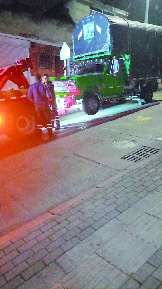 Conductor arrolló a mujer de 40 años en San Cristóbal Mientras en el barrio Los Libertadores, en San Cristóbal, se llevaba a cabo una misa, un terrible hecho se presentó en plena vía pública cuando un conductor de un camión pasada la medianoche de este domingo terminó arrollando a una mujer en el momento en que intentaba escapar de un grupo de personas que lo quería linchar. 