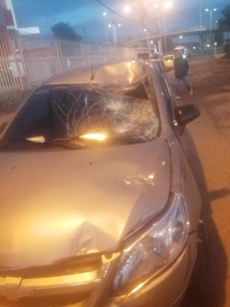 Conductor ebrio asesinó a Édison en Soacha En la mañana de este domingo se presentó un lamentable accidente de tránsito, a propósito de la fatal mezcla de alcohol y gasolina. Édison Wilches Barbosa (de 41 años) fue arrollado por un vehículo que iba a alta velocidad sobre la Autopista Sur, a su paso por el municipio de Soacha, mientras se movilizaba en una bicicleta.