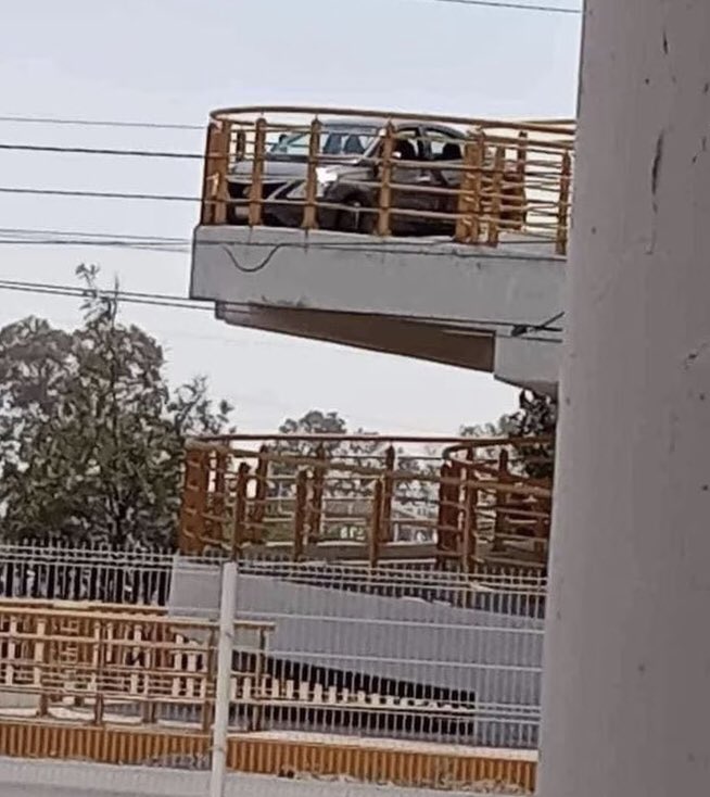 Conductor evadió trancón transitando por un puente peatonal El conductor sacó barata esta imprudencia, pues, según la información de medios locales, logró pasar con el automóvil por el puente peatonal y evadió a las autoridades.
