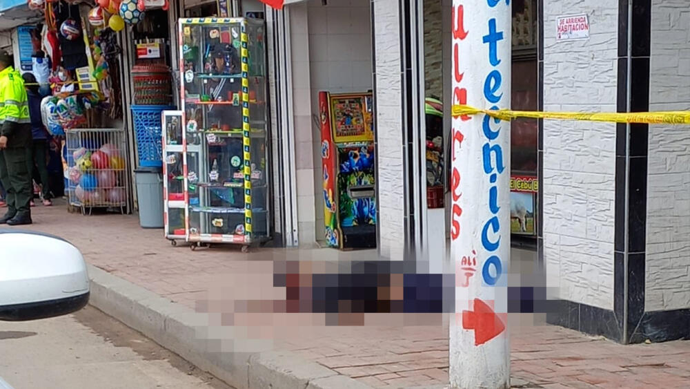 Conmoción en Bosa por asesinato de joven en un ajuste de cuentas En el barrio El Recreo de la localidad de Bosa, al sur de la ciudad, cuatro hombres llegaron en una camioneta blindada e intentaron subir al vehículo a un sujeto que se encontraba en un local comercial del sector. El sujeto opuso resistencia para que no lo ingresaran al carro, por lo que los delincuentes le dispararon, quitándole la vida de inmediato.