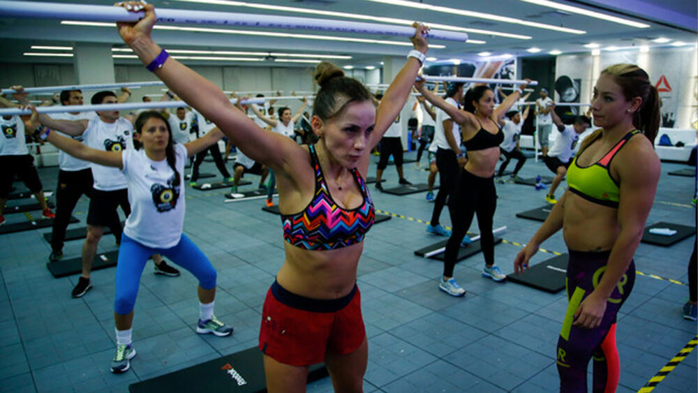 mmb 26 junio, 2023 Alexfitbox nos enseña su método pa sacar un cuerpazo Redacción Media Maratón Cuando Alexfitbox empezó a ser entrenador no tenía más que su conocimiento como educador físico y unas ganas enormes... 14 junio, 2023 Estos son los mejores momentos para hacer actividad física Lenard Andrés Castellón Ramírez Media Maratón Según la Organización Mundial de la Salud (OMS), la actividad física es cualquier movimiento que realiza nuestro cuerpo, en estos se... 17 mayo, 2023 Atletas calientan motores para la Media Maratón de Bogotá Lenard Andrés Castellón Ramírez Media Maratón Edwin Soi y Angela Tanui, de Kenia, encabezan la lista de los primeros atletas confirmados para lo que será... 16 mayo, 2023 Una dieta más sana aumenta los niveles de energía y vitalidad Redacción Media Maratón Llevar una dieta saludable tiene muchos beneficios para el organismo, pero además mejora la forma física.