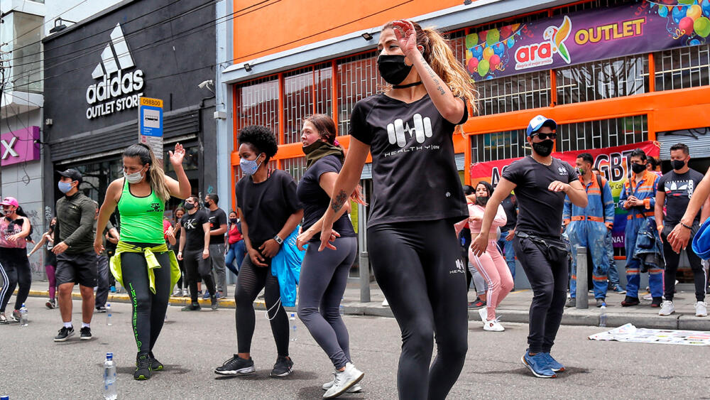 mmb 26 junio, 2023 Alexfitbox nos enseña su método pa sacar un cuerpazo Redacción Media Maratón Cuando Alexfitbox empezó a ser entrenador no tenía más que su conocimiento como educador físico y unas ganas enormes... 14 junio, 2023 Estos son los mejores momentos para hacer actividad física Lenard Andrés Castellón Ramírez Media Maratón Según la Organización Mundial de la Salud (OMS), la actividad física es cualquier movimiento que realiza nuestro cuerpo, en estos se... 17 mayo, 2023 Atletas calientan motores para la Media Maratón de Bogotá Lenard Andrés Castellón Ramírez Media Maratón Edwin Soi y Angela Tanui, de Kenia, encabezan la lista de los primeros atletas confirmados para lo que será... 16 mayo, 2023 Una dieta más sana aumenta los niveles de energía y vitalidad Redacción Media Maratón Llevar una dieta saludable tiene muchos beneficios para el organismo, pero además mejora la forma física.