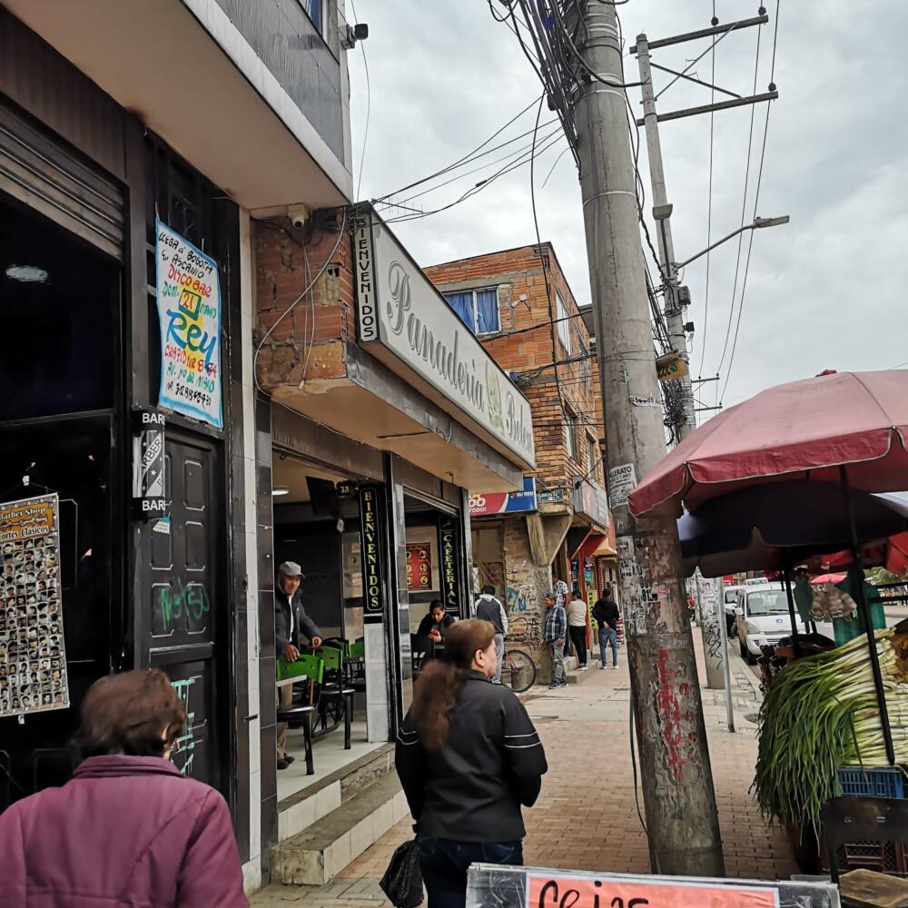 Crimen a quemarropa en panadería de Kennedy 1 Crimen a quemarropa en panadería de Kennedy Un crimen a bala ocurrido en una panadería del barrio El Amparo, en Kennedy, cobró la vida de un hombre en la tarde este domingo.
