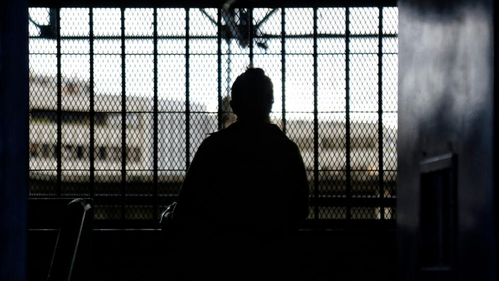 Descubrieron a mujer que fingía estar embarazada para meter celulares a la Picota Una mujer fue descubierta mientras intentaba ingresar a la cárcel La Picota haciendose pasar como embarazada, contaba con una barriga falsa en la que tenía ocultos al menos 17 elementos no permitidos en el establecimiento carcelario.