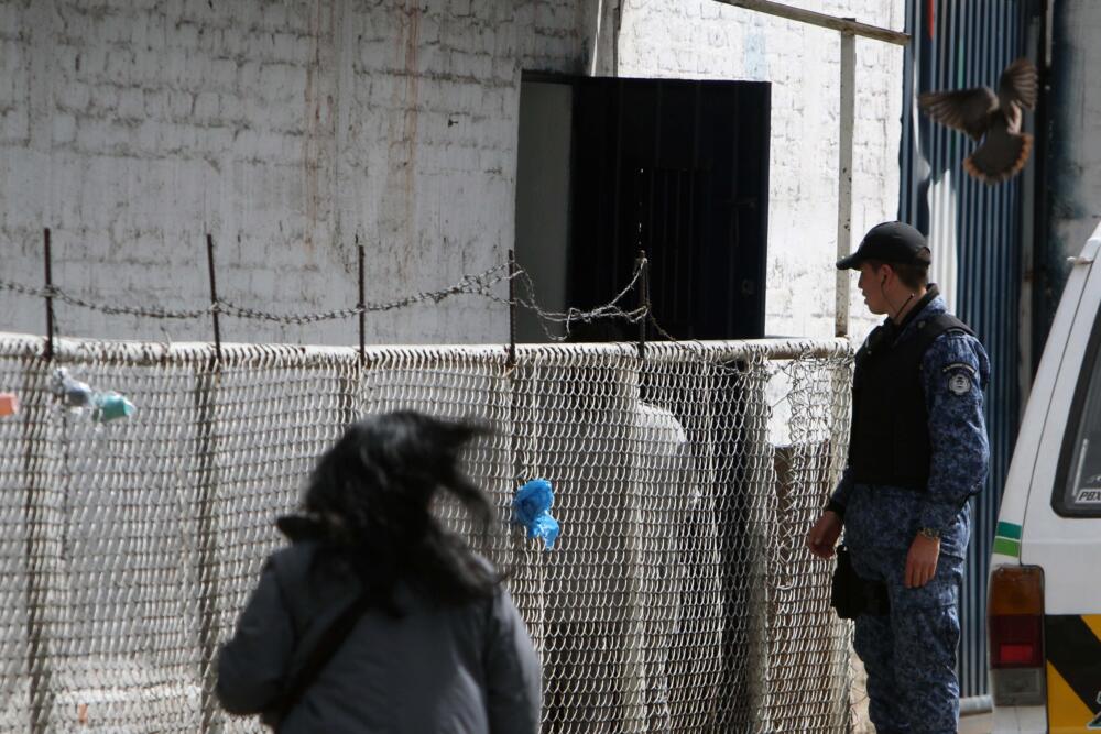 Descubrieron a mujer que fingía estar embarazada para meter celulares a la Picota Una mujer fue descubierta mientras intentaba ingresar a la cárcel La Picota haciendose pasar como embarazada, contaba con una barriga falsa en la que tenía ocultos al menos 17 elementos no permitidos en el establecimiento carcelario.