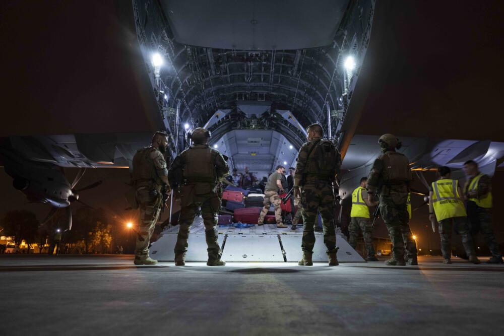 Dos colombianos, entre las 72 personas evacuadas de Sudán tras golpe de Estado 1 Dos colombianos, entre las 72 personas evacuadas de Sudán tras golpe de Estado España, como muchos otros países, ha estado preocupada por la situación en Sudán desde que se produjo el golpe de Estado el pasado 25 de octubre. Las Fuerzas Armadas españolas han estado trabajando incansablemente para evacuar a sus ciudadanos y a otros extranjeros entre ellos dos colombianos civiles.