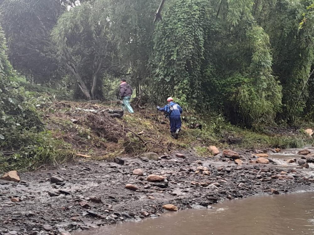 Dos jóvenes fueron arrastrados por fuerte creciente en La Mesa 1 Dos jóvenes fueron arrastrados por fuerte creciente en La Mesa Una fuerte creciente súbita arrastró a dos jóvenes que se movilizaban en motocicletas por el sector de la vereda Calucata, quebrada El Tigre, en La Mesa (Cundinamarca).