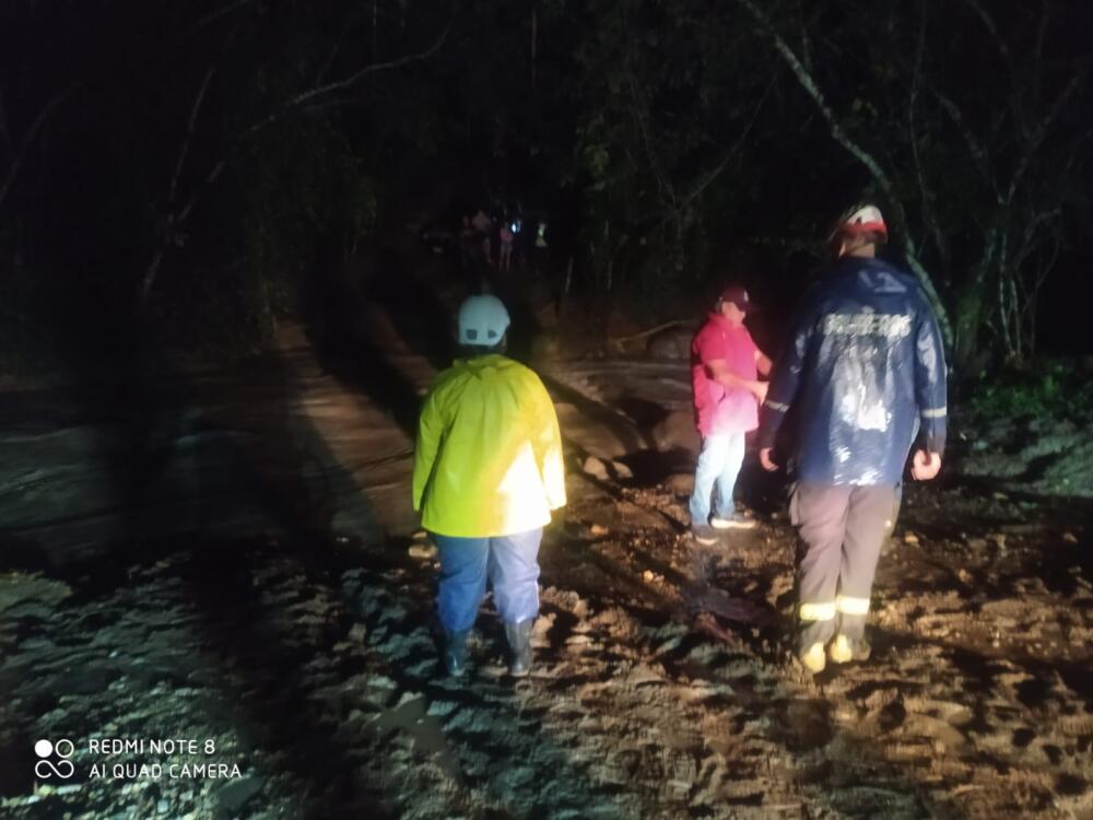 Dos jóvenes fueron arrastrados por fuerte creciente en La Mesa 2 Dos jóvenes fueron arrastrados por fuerte creciente en La Mesa Una fuerte creciente súbita arrastró a dos jóvenes que se movilizaban en motocicletas por el sector de la vereda Calucata, quebrada El Tigre, en La Mesa (Cundinamarca).