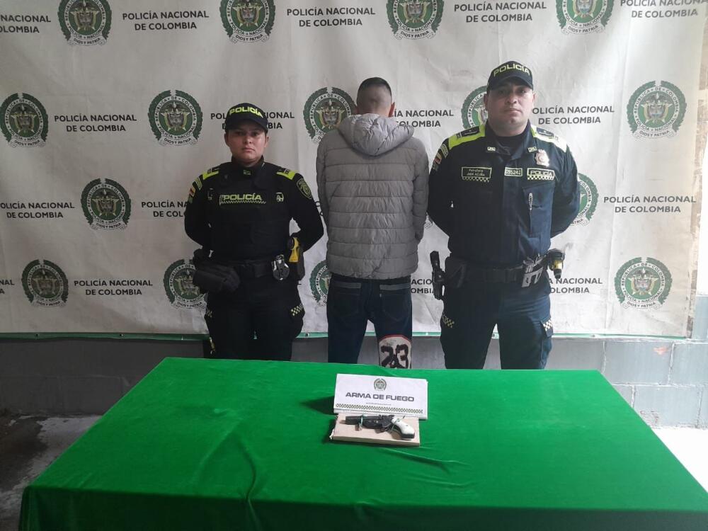 Duro golpe a la delincuencia en Bogotá 1 Duro golpe a la delincuencia en Bogotá La Policía Metropolitana de Bogotá, con sus diferentes especialidades y modalidades del servicio a lo largo y ancho de la ciudad, el día 15 de abril de 2023, logró la captura de 104 personas que fueron sorprendidas por las autoridades cometiendo hechos delictivos.