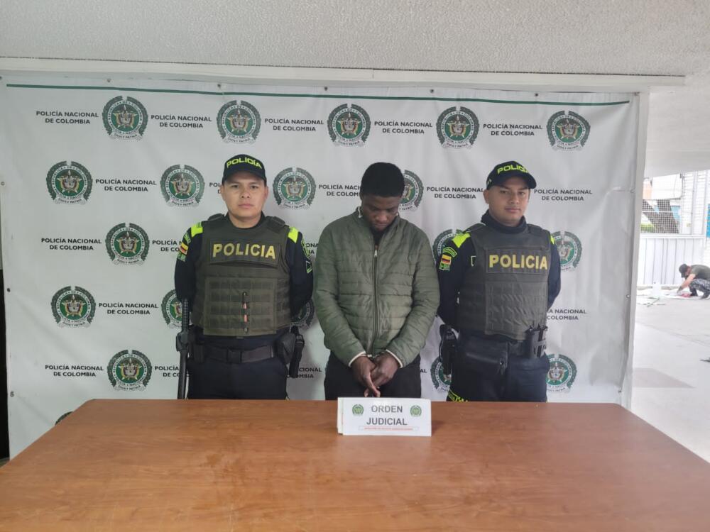 Duro golpe a la delincuencia en Bogotá 2 Duro golpe a la delincuencia en Bogotá La Policía Metropolitana de Bogotá, con sus diferentes especialidades y modalidades del servicio a lo largo y ancho de la ciudad, el día 15 de abril de 2023, logró la captura de 104 personas que fueron sorprendidas por las autoridades cometiendo hechos delictivos.