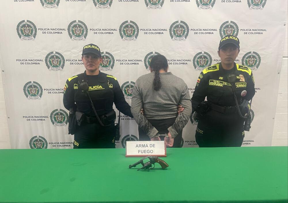 Duro golpe a la delincuencia en Bogotá 3 Duro golpe a la delincuencia en Bogotá La Policía Metropolitana de Bogotá, con sus diferentes especialidades y modalidades del servicio a lo largo y ancho de la ciudad, el día 15 de abril de 2023, logró la captura de 104 personas que fueron sorprendidas por las autoridades cometiendo hechos delictivos.