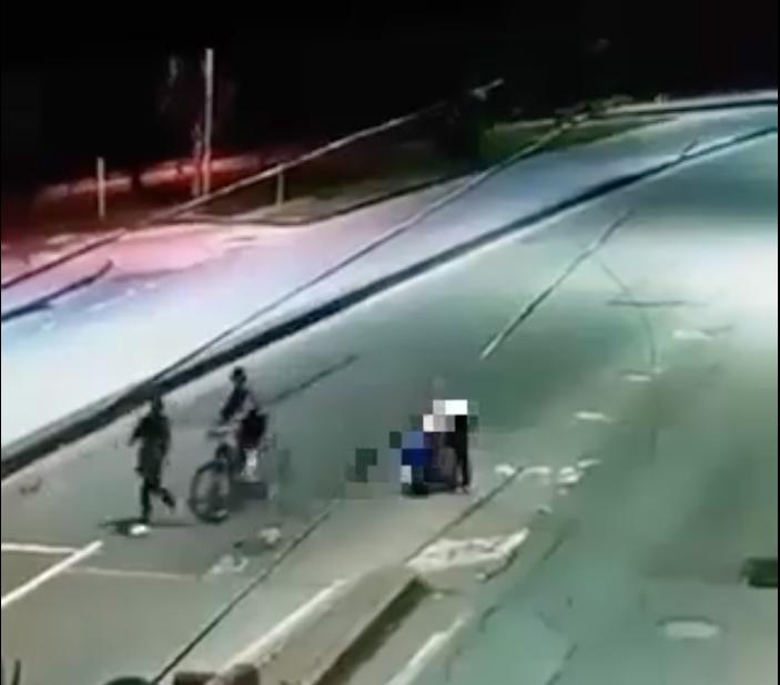 ¡Salvajes! Apuñalaron a un joven por robarle la bicicleta y lo dejaron sin nada Un joven que iba en su bicicleta fue víctima de los ladrones, quienes lo apuñalaron y no contentos con llevarse su medio de transporte también le hurtaron todos sus objetos personales.
