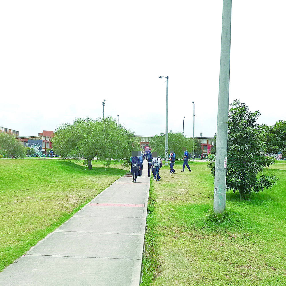 Crimen a bala en un parque de Ciudad Verde, en Soacha 1 Crimen a bala en un parque de Ciudad Verde, en Soacha Un crimen a bala cobró la vida de un joven venezolano de 30 años tras ser impactado en un parque del barrio Ciudad Verde, en Soacha.