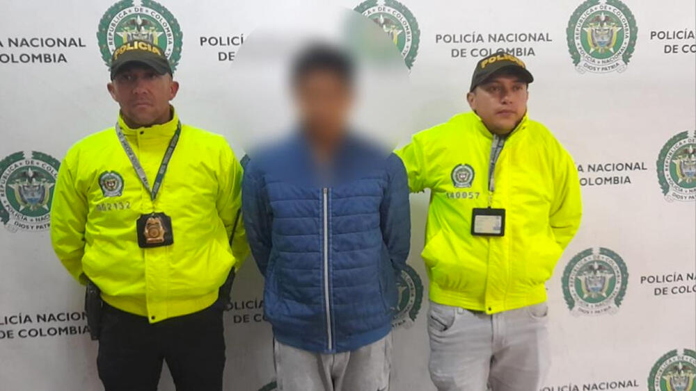 En Kennedy: capturan a sujeto que dejó embarazada a su hermanastra de 10 añitos 2 En Kennedy: capturan a sujeto que dejó embarazada a su hermanastra de 10 añitos En las últimas horas fue capturado un sujeto por el delito de delito de acceso carnal abusivo, pues dejó embarazada a su hermanastra de tan solo 10 años.