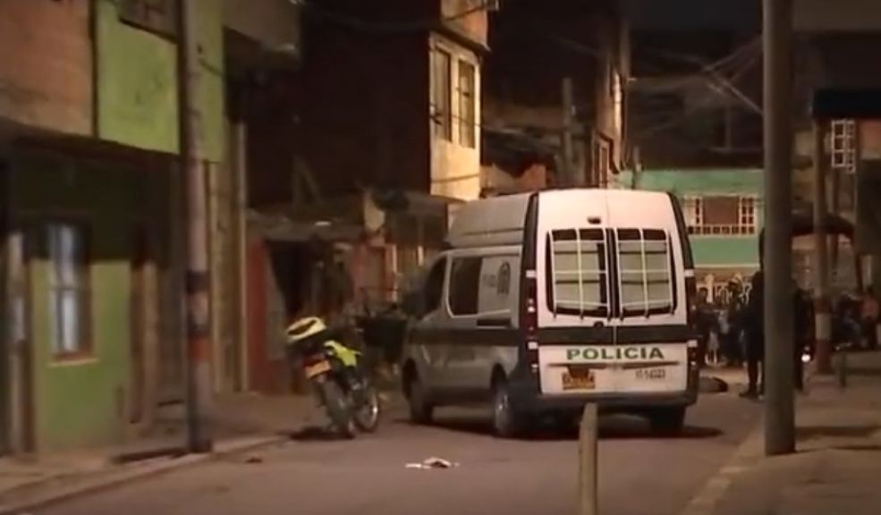 Crimen a bala por un robo estremeció a la comunidad de El Amparo, en Kennedy 1 Crimen a bala por un robo estremeció a la comunidad de El Amparo, en Kennedy Un joven de 28 años fue la víctima de crimen a bala que se presentó en la noche de este martes en el barrio El Amparo, de la localidad de Kennedy.