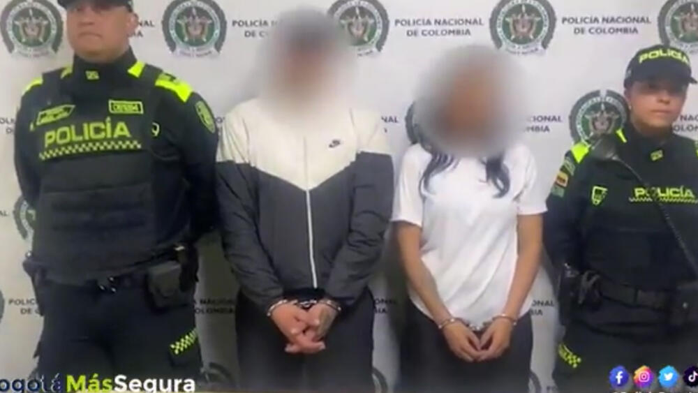 En Usme capturaron a pareja dedicada al robo de carros En las últimas horas, la Policía Metropolitana de Bogotá reportó la captura de una mujer y un hombre que se dedicaban al hurto de vehículos en la localidad de Usme, la pareja intimidaba a sus víctimas utilizando un arma de fuego. 