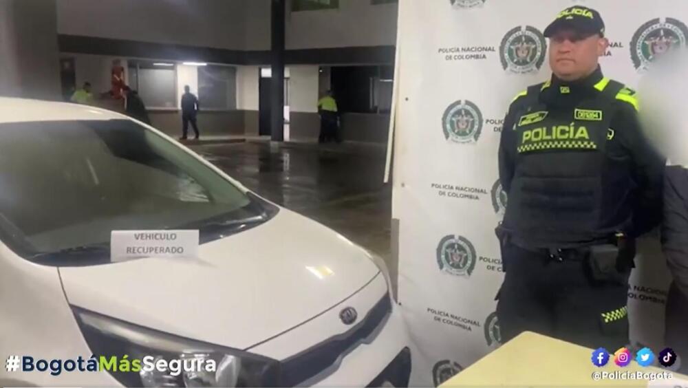 En Usme capturaron a pareja dedicada al robo de carros 1 En Usme capturaron a pareja dedicada al robo de carros En las últimas horas, la Policía Metropolitana de Bogotá reportó la captura de una mujer y un hombre que se dedicaban al hurto de vehículos en la localidad de Usme, la pareja intimidaba a sus víctimas utilizando un arma de fuego.