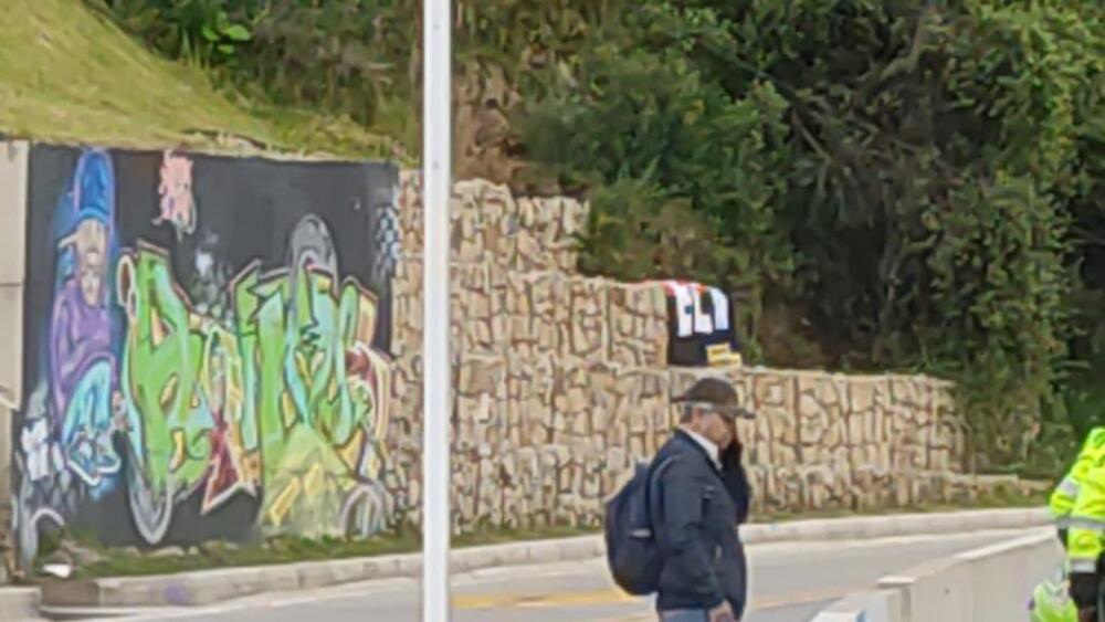 Encontraron bandera y panfletos del Eln en Bogotá En la madrugada de este lunes, en el sector el sector Amapola de la localidad de San Cristóbal al sur de Bogotá, las autoridades hallaron una bandera del ELN, acompañada de panfletos de este grupo armado y una caja sospechosa.