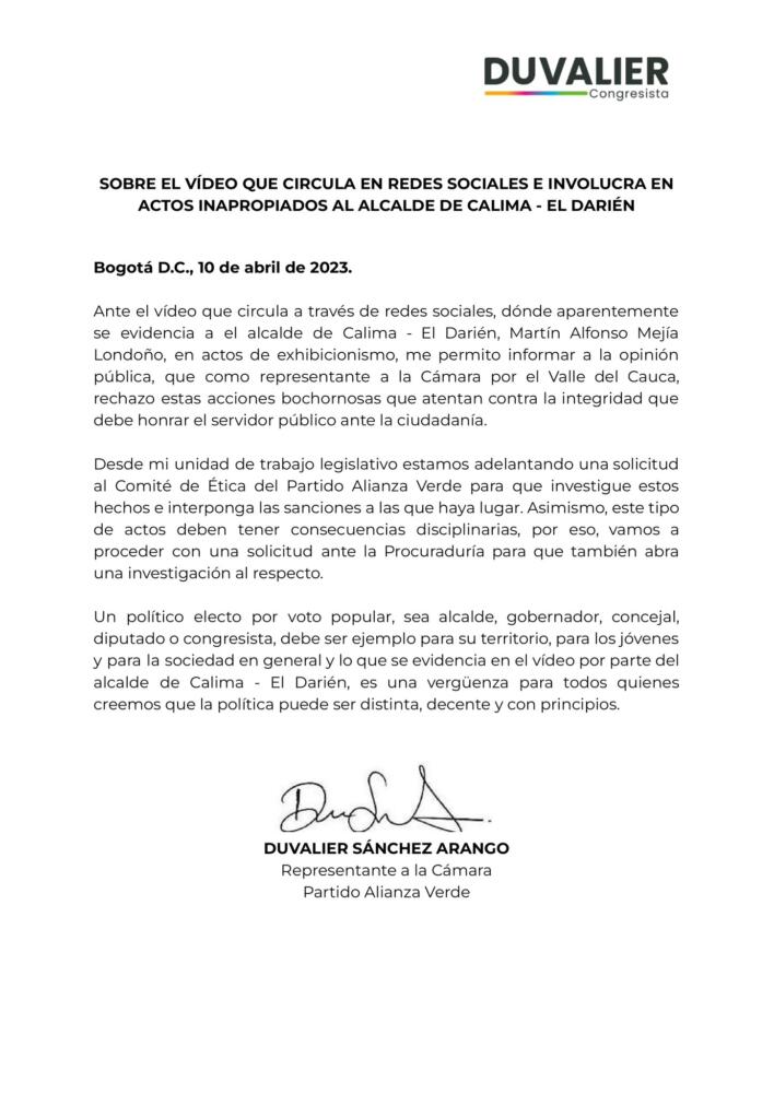 Escándalo por alcalde que apareció bailando desnudo en una discoteca En las últimas horas, el alcalde de Calima-El Darién (Valle del Cauca), protagonizó un bochornoso hecho tras aparecer bailando totalmente desnudo en una discoteca.