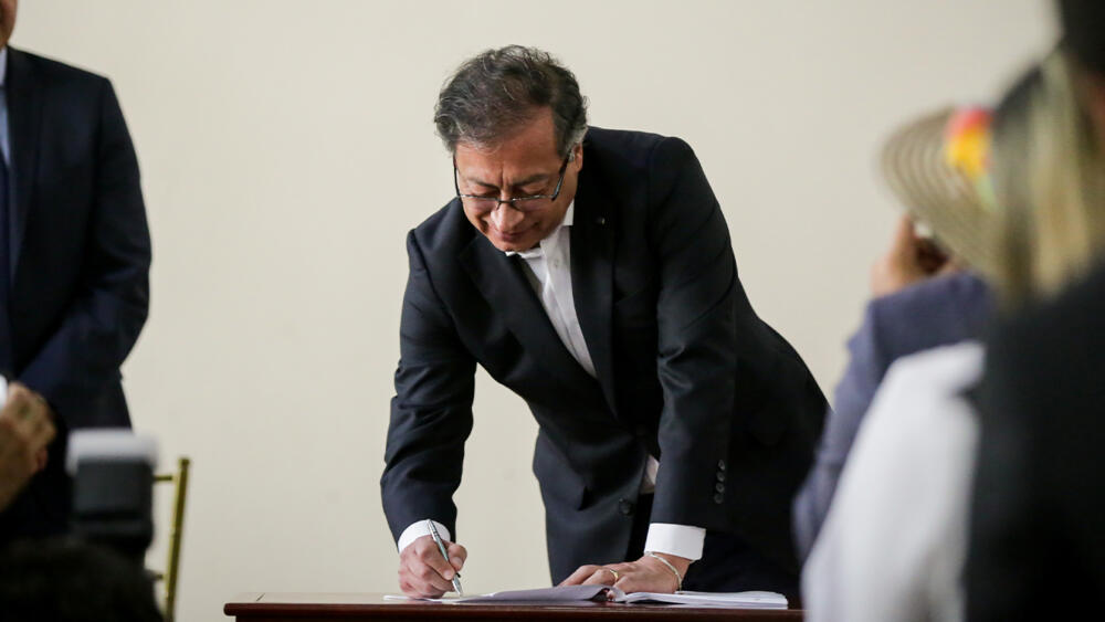 Este lunes se posesionarán los nuevos ministros de Gustavo Petro 5 Este lunes se posesionarán los nuevos ministros de Gustavo Petro Tras la repentina crisis de gabinete que tuvo el martes pasado, Petro ajustó su gabinete el miércoles cuando anunció que ya no estarán más en su equipo los ministros de Hacienda, José Antonio Ocampo; de Agricultura, Cecilia López; del Interior, Alfonso Prada; de Salud, Carolina Corcho; de Ciencia, Arturo Luna; de Tecnologías, Sandra Urrutia; y de Transporte, Guillermo Reyes.