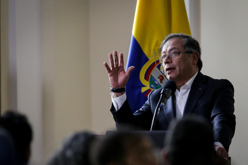 Este lunes se posesionarán los nuevos ministros de Gustavo Petro Tras la repentina crisis de gabinete que tuvo el martes pasado, Petro ajustó su gabinete el miércoles cuando anunció que ya no estarán más en su equipo los ministros de Hacienda, José Antonio Ocampo; de Agricultura, Cecilia López; del Interior, Alfonso Prada; de Salud, Carolina Corcho; de Ciencia, Arturo Luna; de Tecnologías, Sandra Urrutia; y de Transporte, Guillermo Reyes.