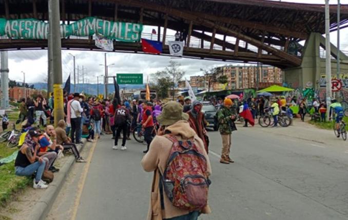 Se reestablece la movilidad en la calle 80 7 Se reestablece la movilidad en la calle 80 La secretaría de movilidad estuvo reportando el incidente que había iniciado sobre las 11:00 de la mañana.