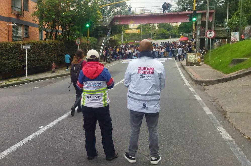 Fuertes enfrentamientos entre encapuchados y el Esmad sobre la Av. Circunvalar Los enfrentamientos se produjeron por manifestantes que aparentemente pertenecen a la Universidad Distrital.