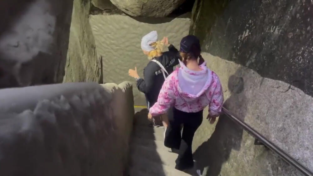 Graban video para adultos en la Piedra del Peñol La Piedra del Peñol es uno de los sitios turísticos más visitados de Antioquia, es por eso que en las últimas horas el video erótico que grabó una pareja en este lugar, y que se hizo viral, causó polémica entre la comunidad de la región.