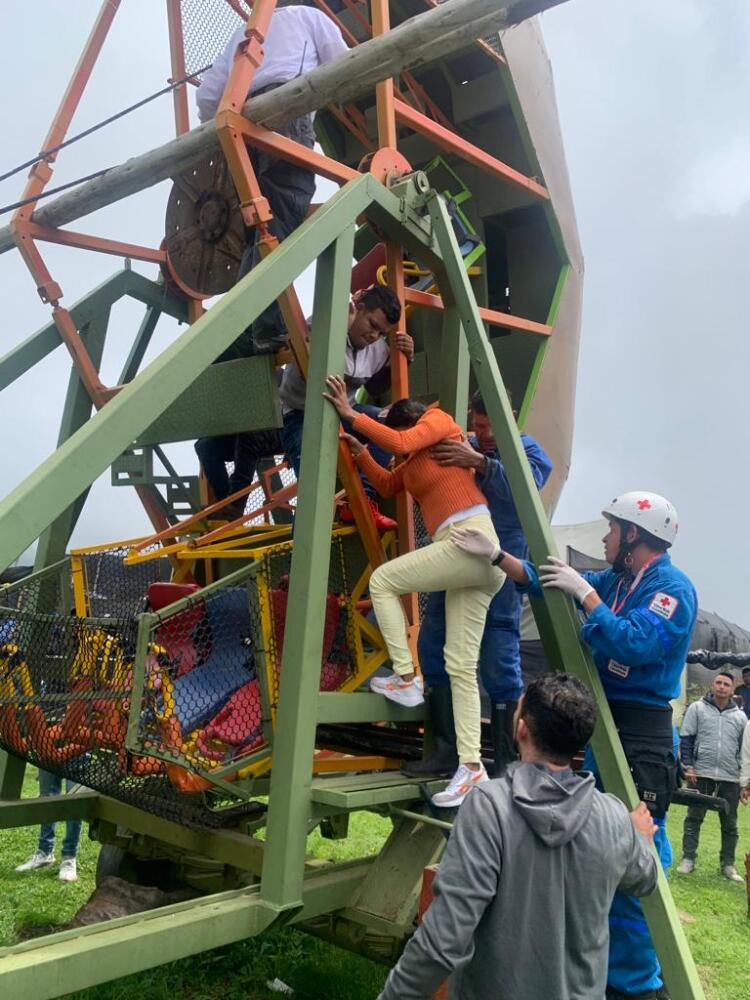 Grave emergencia por falla mecánica en una atracción dejó varios lesionados en Bojacá Nueve personas resultaron heridas luego de una falla mecánica que sufrió una atracción de un parque de diversiones mientras estaba operando, en el municipio de Bojacá, Cundinamarca.