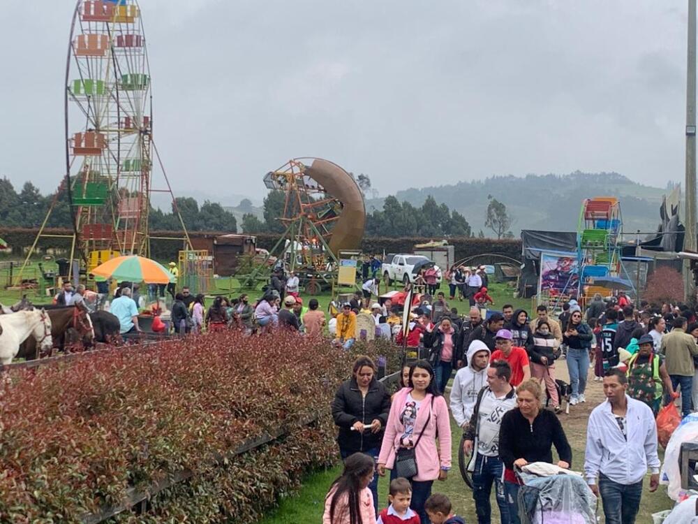 Grave emergencia por falla mecánica en una atracción dejó varios lesionados en Bojacá Nueve personas resultaron heridas luego de una falla mecánica que sufrió una atracción de un parque de diversiones mientras estaba operando, en el municipio de Bojacá, Cundinamarca.