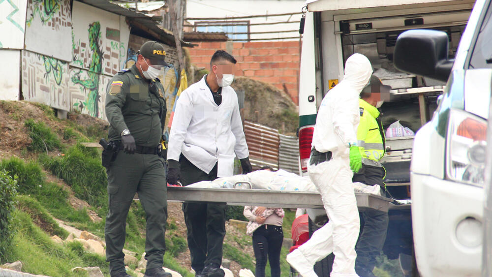 Hallan cadáver en zona boscosa de Usme 2 Hallan cadáver en zona boscosa de Usme Vecinos del barrio Las Quintas, en la localidad de Usme, se encontraron con un cadáver sobre la mañana de este viernes cuando se disponían a iniciar sus labores del día.