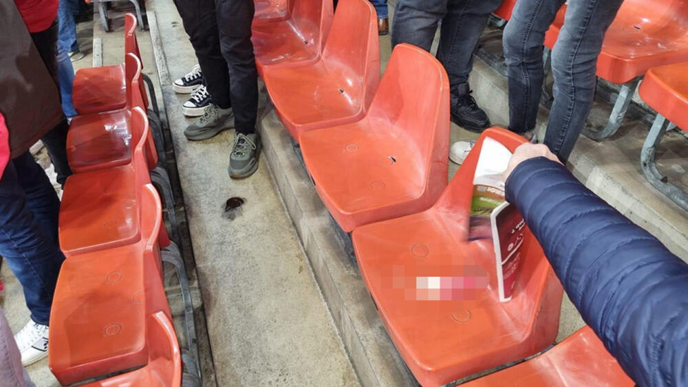 Hinchas lanzaron ratas muertas a barristas de otro equipo en pleno estadio 1 Hinchas lanzaron ratas muertas a barristas de otro equipo en pleno estadio Una horripilante y hasta asquerosa situación tuvieron que padecer los hinchas de Standard de Lieja durante el campeonato de fútbol de Bélgica en el estadio Maurice Dufrasne, pues los aficionados al club Sporting de Charleroi les lanzaron ratas muertas.