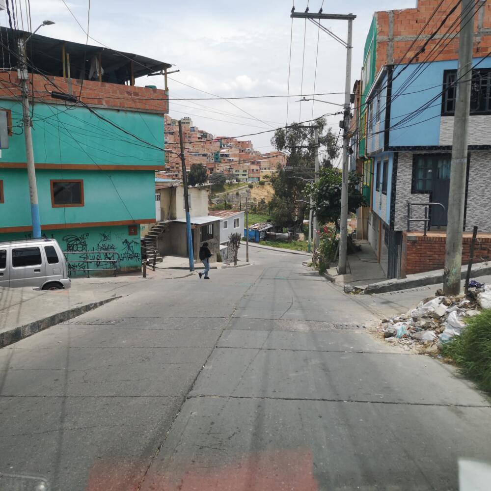 Homicidio a bala en Canteras de Ciudad Bolívar 1 Homicidio a bala en Canteras de Ciudad Bolívar Eran cerca de las 7 de la noche de este jueves cuando en el barrio Canteras, en la localidad de Ciudad Bolívar, un hombre fue asesinado con arma de fuego.
Q'HUBO pudo conocer sobre este crimen, que se perpetró en la Calle 69A Sur con Carrera 49A, que la víctima fue identificada como Jorge Enrique Moreno Aranda. Según información que reposa en manos de las autoridades, habría estado trabajando con un sujeto conocido como 'Bogotano'.