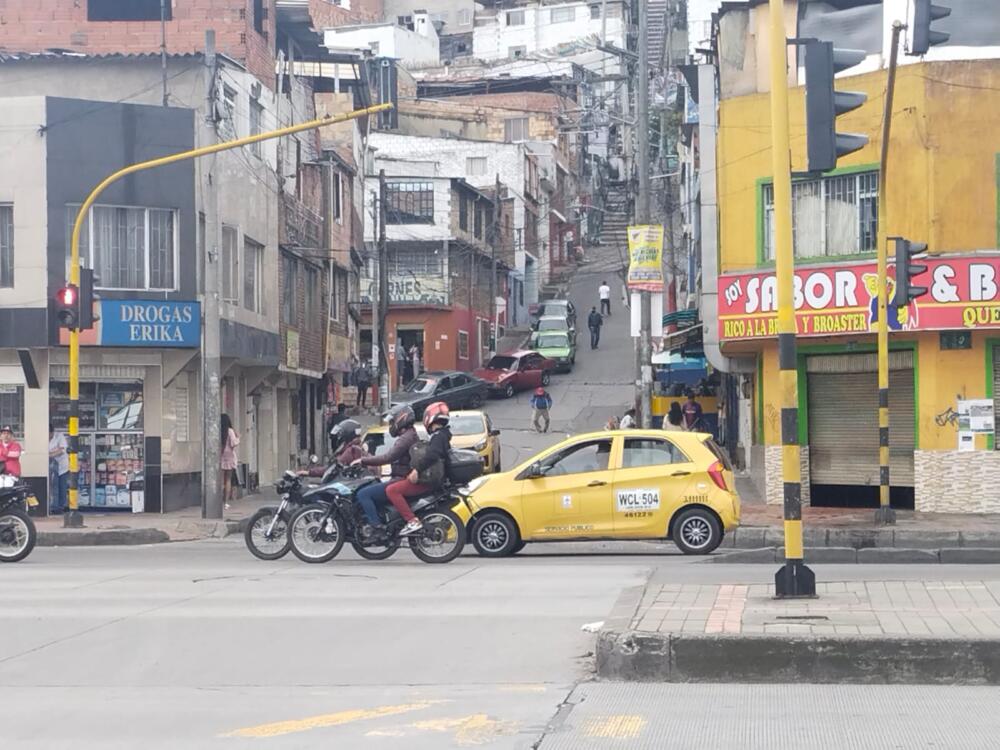 Homicidio a bala por el sector de Tres Esquinas, en Rafael Uribe 1 Homicidio a bala por el sector de Tres Esquinas, en Rafael Uribe Antes que el sol se asomara en la ciudad, un joven de aproximadamente 28 años que se encontraba en el barrio Tres Esquinas de la localidad de Rafael Uribe, fue impactado con arma de fuego.