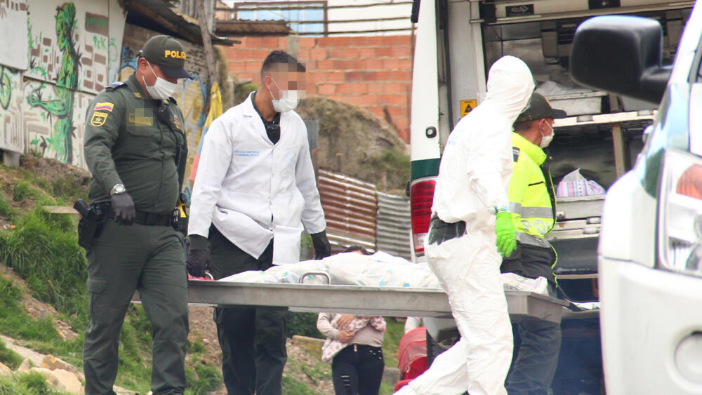 Homicidio dentro de una vivienda de Rafael Uribe Un homicidio se perpetró en horas de la tarde del miércoles en la localidad de Rafael Uribe, cuando un hombre fue asesinado dentro de una vivienda con arma de fuego.