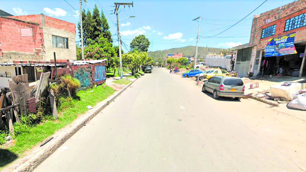 Homicidio dentro de una vivienda de Rafael Uribe 1 Homicidio dentro de una vivienda de Rafael Uribe Un homicidio se perpetró en horas de la tarde del miércoles en la localidad de Rafael Uribe, cuando un hombre fue asesinado dentro de una vivienda con arma de fuego.