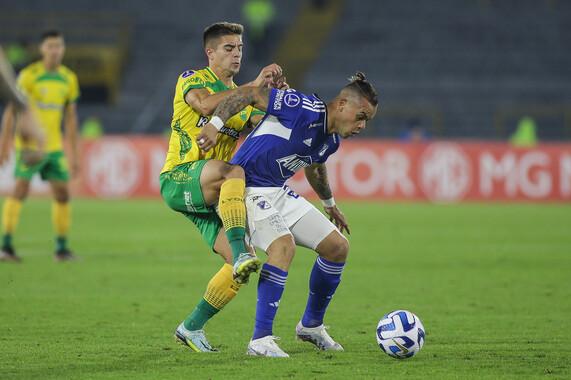Millos dominó, goleó y empezó celebrando en la sudamericana Millonarios empezó con pie derecho y honores su participación en la Copa Sudamericana. Este martes, en El Campín, el cuadro 'Embajador' goleó 3-0 a Defensa y Justicia de Argentina y cumplió su primer objetivo: ganar como local.