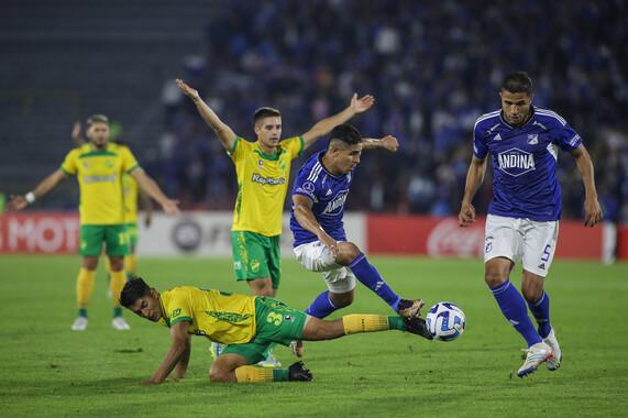 Millos dominó, goleó y empezó celebrando en la sudamericana Millonarios empezó con pie derecho y honores su participación en la Copa Sudamericana. Este martes, en El Campín, el cuadro 'Embajador' goleó 3-0 a Defensa y Justicia de Argentina y cumplió su primer objetivo: ganar como local.