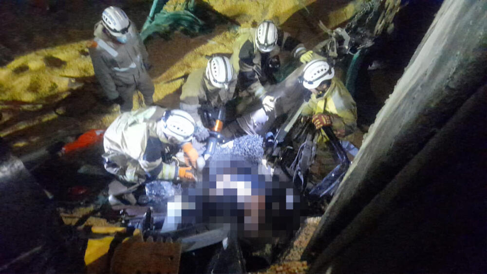 Impactante accidente de tránsito en la vía Melgar-Bogotá El cuerpo de Bomberos de Fusagasugá, atendió una emergencia ocurrida sobre las 3:40 am de este jueves 27 de abril, en la vía Melgar-Bogotá sobre el sector de quebrada seca, donde un tracto camión sufrió un fuerte accidente y su conductor quedó atrapado dentro de la cabina.