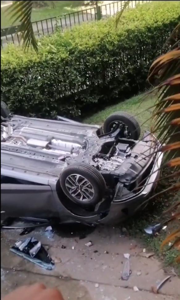 Impactantes imágenes de un carro cayendo desde un parqueadero 1 Impactantes imágenes de un carro cayendo desde un parqueadero Un carro resultó cayendo desde el tercer piso de un parqueadero en Medellín.