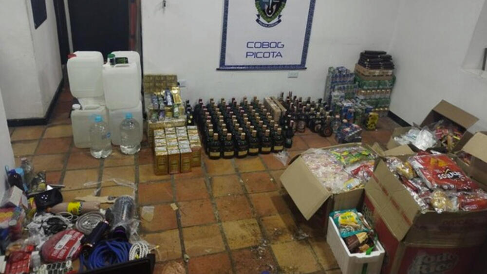Pillan camión que pretendía entrar 600 botellas de licor a La Picota 7 Pillan camión que pretendía entrar 600 botellas de licor a La Picota Un camión con más de 600 botellas de licor, estupefacientes y celulares, entre otras cosas, fue incautada por los agentes en la entrada de la cárcel La Picota, en Bogotá.