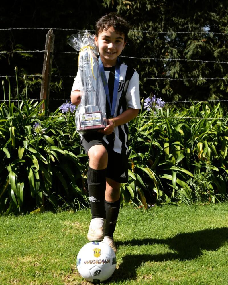 EN VIDEO: La historia de José, un pequeño crack sin límites 1 EN VIDEO: La historia de José, un pequeño crack sin límites José Gabriel Vélez Buitrago es un niño de 10 años que, desde muy pequeño, entendió el valor de confiar en sí mismo y nunca tener límites para luchar por los sueños. Eso lo llevó a romperla en el fútbol infantil, pese a tener una discapacidad física.