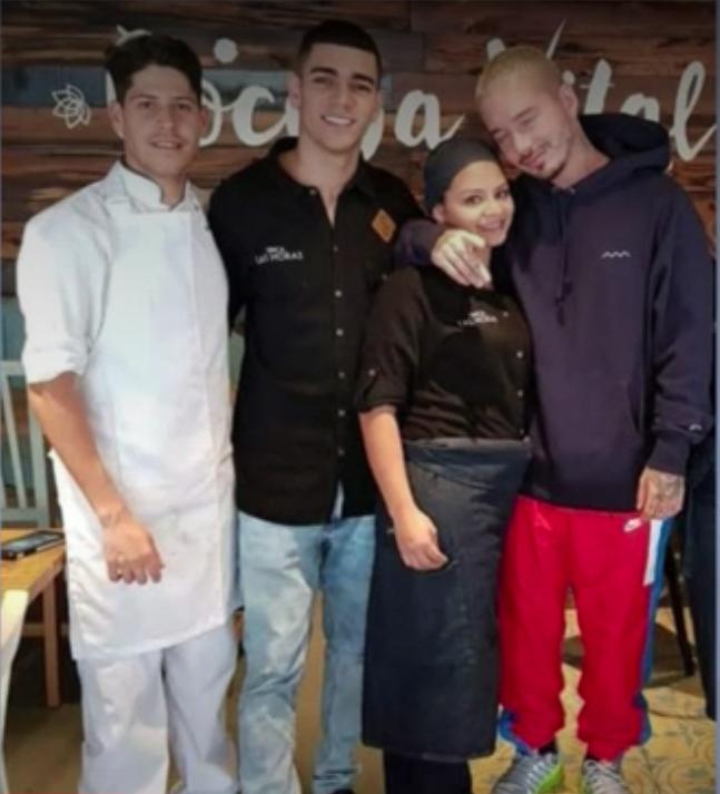 Chef que le cocinó a J Balvin cayó en las drogas y vive en el Bronx de Medellín 1 Chef que le cocinó a J Balvin cayó en las drogas y vive en el Bronx de Medellín Al chef Rogert Uribina la vida le dio un giro de 180° y pasó de trabajar en un reconocido restaurante en Medellín, a vivir en las calles del Bronx.
