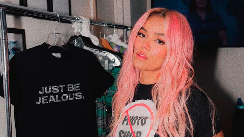 Karol G sorprendió con un drástico cambio de look 8 Karol G sorprendió con un drástico cambio de look Karol G encendió las redes sociales con un nuevo look en su cabello.