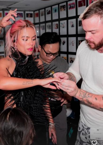 Karol G sorprendió con un drástico cambio de look 1 Karol G sorprendió con un drástico cambio de look Karol G encendió las redes sociales con un nuevo look en su cabello.
