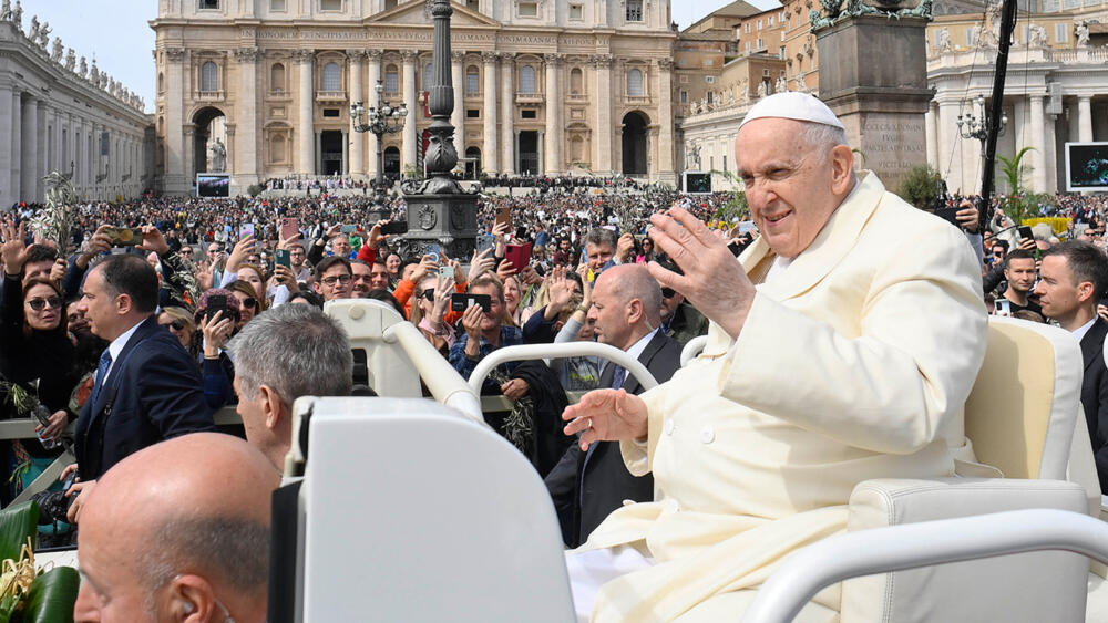 Los secretos y misterios del Vaticano 6 Los secretos y misterios del Vaticano Así es el Vaticano, el país más pequeño del mundo, a pesar de quedar en el centro de Roma, la Capital de Italia, este ligar goza de una autonomía indvidual al país Italiano, lo cual le permite manejar asuntos Internos de manera autónoma. Su tamaño no supera el Kilómetro y está regido bajo la autoridad del Papa Francisco, quien cuenta con el poder de ejercer los poderes ejecutivo, legislativo y judicial. Por otro lado, al ser un lugar sagrado para los católicos, solo el Papa, los cardenales, sacerdotes, hermanos religiosos, guardias suizos y algunos empleados del Estado pueden residir allí.