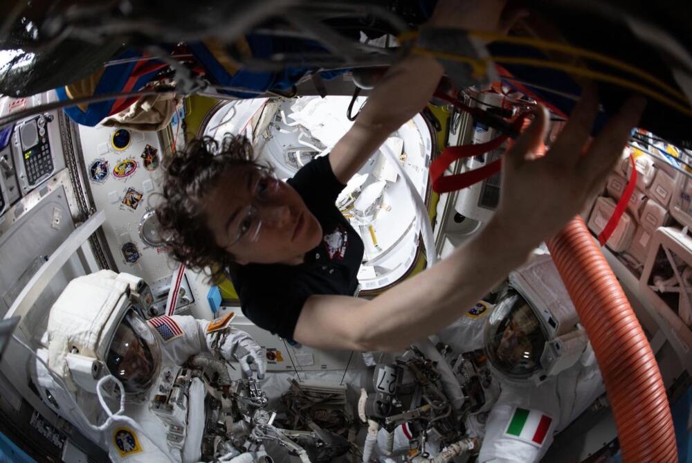 La Nasa anunció a los 4 astronautas que irán a la Luna La agencia espacial estadounidense NASA dio conocer quiénes serán los tripulantes de la mision Artemis II la cual está programada para finales del 2024, los encargados de volver a conquistar la Luna serán: Christina Koch, Victor Glover, Reid Wiseman y Jeremy Hansen.