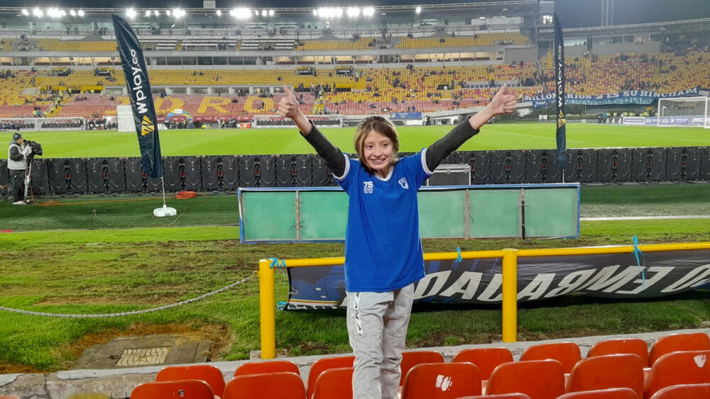 La emotiva reacción de una niña al enterarse que iría a ver a Millos 4 La emotiva reacción de una niña al enterarse que iría a ver a Millos La niña de 11 años lloró de la felicidad luego de enterarse que iría por primera vez a El Campín a ver a su equipo favorito.
