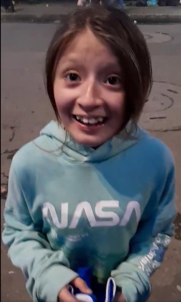 La emotiva reacción de una niña al enterarse que iría a ver a Millos 1 La emotiva reacción de una niña al enterarse que iría a ver a Millos La niña de 11 años lloró de la felicidad luego de enterarse que iría por primera vez a El Campín a ver a su equipo favorito.